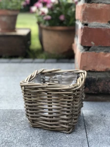 Koszyk rattanowy kwadratowy H19 cm